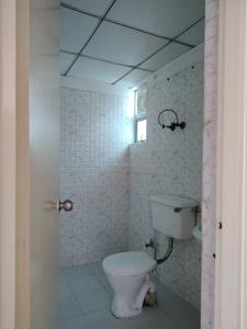 Common Bathroom Image of 949 Sq.ft 2.5 BHK Apartment / Flat for sale in  Gaur City 2 12th Avenue, Noida Extension Greater Noida for Rs. 8800000