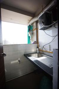 Bathroom Image of 1520 Sq.ft 3 BHK Apartment / Flat for sale in Aaryan Heights, Shilaj Ahmedabad for Rs. 9100000