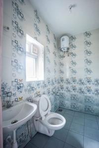 Bathroom Image of 956 Sq.ft 2 BHK Apartment / Flat for sale in Valasaravakkam Chennai for Rs. 8700000