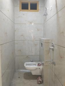 Common Bathroom Image of 550 Sq.ft 2 BHK Builder Floor for sale in Shastri Nagar New Delhi for Rs. 3900000