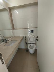 Bathroom Image of 900 Sq.ft 2 BHK Apartment / Flat for rent in Godrej The Trees, Vikhroli East Mumbai for Rs. 117000
