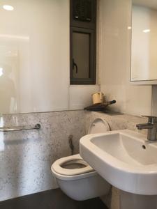 Common Bathroom Image of 1220 Sq.ft 2 BHK Apartment / Flat for sale in Maker Tower, Cuffe Parade Mumbai for Rs. 110000000