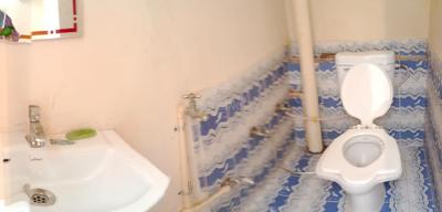 Bathroom Image of 500 Sq.ft 4.5 BHK Independent House for rent in Kudi Bhagtasni Housing Board Jodhpur for Rs. 5000