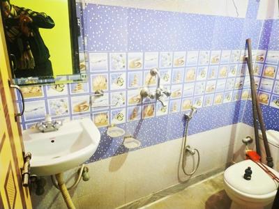 Bathroom Image of 600 Sq.ft 2 BHK Apartment / Flat for sale in Ashok Vihar Phase 3 Extension Gurgaon for Rs. 2500000