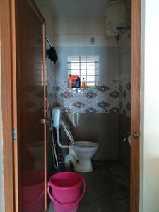 Common Bathroom Image of 400 Sq.ft 1 BHK Apartment / Flat for rent in Kartik Nagar Bengaluru for Rs. 15000