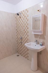 Image of 2080 Sq.ft 3 BHK Apartment / Flat for rent in Aditya Empress Towers, Shaikpet, Hyderabad for Rs. 76000