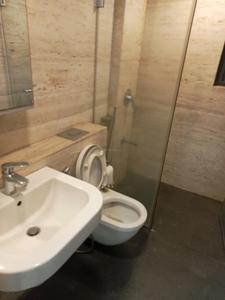 Common Bathroom Image of 2400 Sq.ft 4 BHK Apartment / Flat for rent in Indiabulls Blu, Worli Mumbai for Rs. 750000