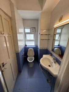 Bathroom Image of 1800 Sq.ft 3 BHK Apartment / Flat for rent in Richmond Town Bengaluru for Rs. 140000