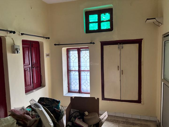33 Takia Ganesh Ganj Bedroom 1