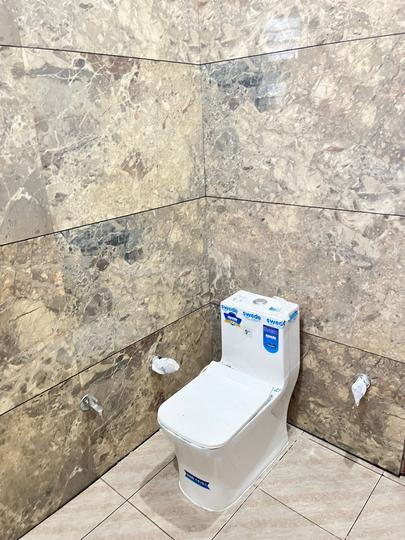 Ubber Golden Palm Apartments Bathroom 1