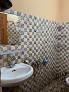Bathroom Image of 650 Sq.ft 1 BHK Independent House for rent in Panthaghati Shimla for Rs. 8000