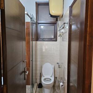 Bathroom Image of 2000 Sq.ft 3 BHK Builder Floor for rent in RWA East of Kailash Block E, Kalash Enclave New Delhi for Rs. 120000
