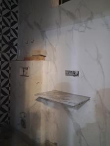 Common Bathroom Image of 1000 Sq.ft 2 BHK Apartment / Flat for sale in Sector 73 Noida for Rs. 4000000