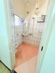 Bathroom Image of 850 Sq.ft 1 BHK Independent House for rent in Murugeshpalya Bengaluru for Rs. 23000