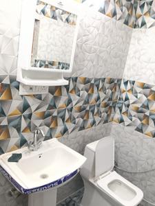 Bathroom Image of 1102 Sq.ft 2 BHK Apartment / Flat for sale in Gomti Nagar Lucknow for Rs. 6500000