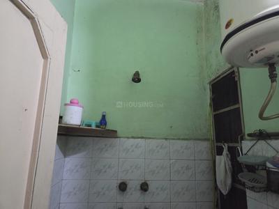 Bathroom Image of 650 Sq.ft 1 BHK Builder Floor for rent in Tilak Nagar New Delhi for Rs. 15000