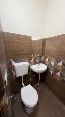 Bathroom Image of 190 Sq.ft 1 RK Apartment / Flat for rent in Kumarhatti Solan for Rs. 8000