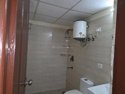 Bathroom Image of 890 Sq.ft 2 BHK Apartment / Flat for rent in Sethi Max Royal, Sector 76 Noida for Rs. 26000