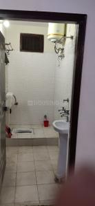 Bathroom Image of 900 Sq.ft 2 BHK Apartment / Flat for rent in Govindpuram Ghaziabad for Rs. 12000