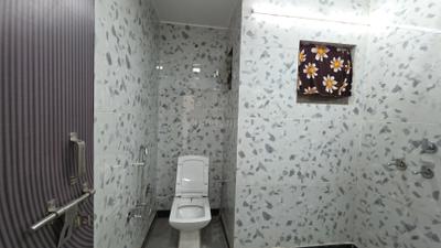 Bathroom Image of 650 Sq.ft 2 BHK Apartment / Flat for rent in Pitampura New Delhi for Rs. 22500