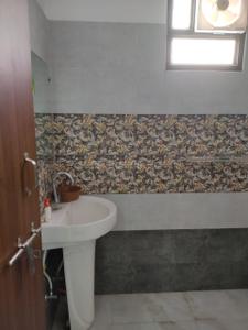 Bathroom Image of 1600 Sq.ft 2 BHK Apartment / Flat for rent in Chinhat Lucknow for Rs. 28000