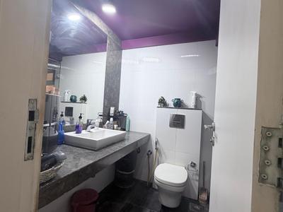 Bathroom Image of 1800 Sq.ft 3 BHK Apartment / Flat for sale in K Raheja Vistas, Powai Mumbai for Rs. 63000000