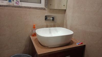 Bathroom Image of 650 Sq.ft 1 BHK Builder Floor for rent in Sector 14 Gurgaon for Rs. 29000