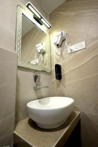 Bathroom Image of 2600 Sq.ft 5 BHK Independent House for rent in Shyam Tulsi Patra, Umraj Bharuch for Rs. 30000