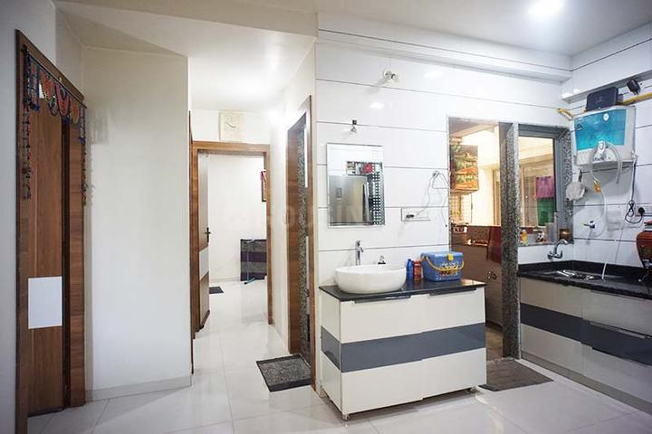 White Elegance Main Image 1