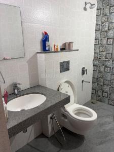 Bathroom Image of 938 Sq.ft 2 BHK Apartment / Flat for rent in Godrej Elements, Hinjawadi Pune for Rs. 43000