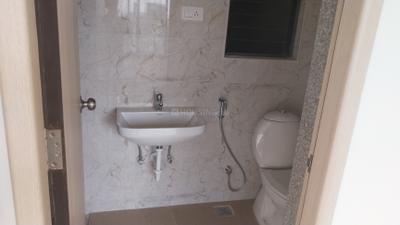 Bathroom Image of 550 Sq.ft 1 BHK Apartment / Flat for rent in Kumar Parc Residences, Hadapsar Pune for Rs. 25000