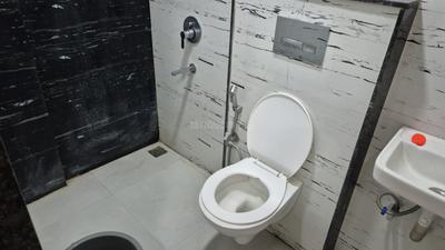 Bathroom Image of 650 Sq.ft 1 BHK Apartment / Flat for rent in Mahalakshmi Nagar Indore for Rs. 22000