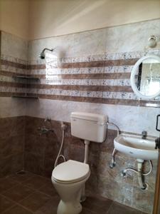 Bathroom Image of 950 Sq.ft 2 BHK Apartment / Flat for rent in Edamalaipatti Pudur Tiruchirappalli for Rs. 18000