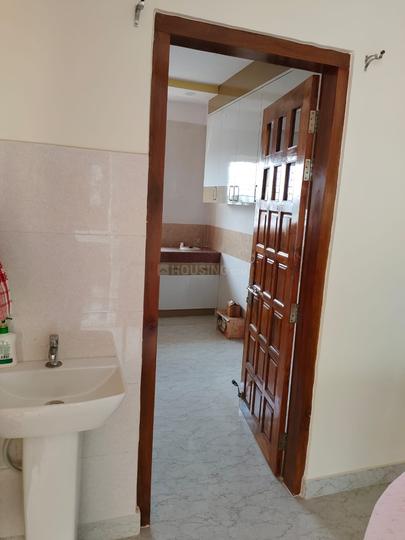 Barowari, Uzan Bazar Bathroom 1