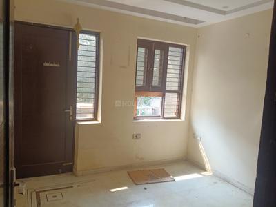 Bedroom Image of 1550 Sq.ft 4 BHK Builder Floor for rent in Shalimar Bagh New Delhi for Rs. 50000