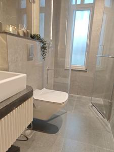 Common Bathroom Image of 1050 Sq.ft 3 BHK Apartment / Flat for rent in Purva Clermont, Chembur Mumbai for Rs. 140000