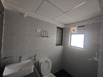 Bathroom Image of 1400 Sq.ft 3 BHK Independent House for rent in RG Luxury Homes Tower A F And M, Noida Extension Greater Noida for Rs. 27000