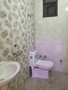 Common Bathroom Image of 1300 Sq.ft 3 BHK Apartment / Flat for sale in Yadu Apartments, Shalimar Garden Ghaziabad for Rs. 8500000