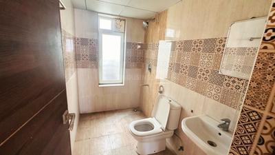 Bathroom Image of 2232 Sq.ft 4 BHK Apartment / Flat for rent in Casagrand Supremus, Thazhambur Chennai for Rs. 40000