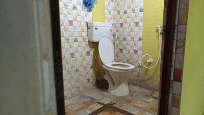 Bathroom Image of 550 Sq.ft 1.5 BHK Apartment / Flat for rent in Salt Lake City Kolkata for Rs. 12500