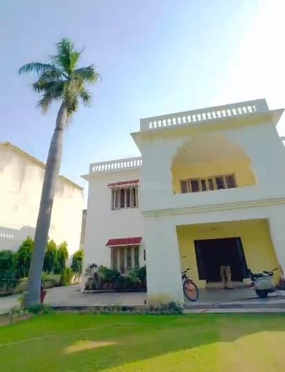 WHITE AVENUE Main Image 1