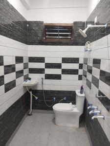 Bathroom Image of 990 Sq.ft 2 BHK Builder Floor for rent in Sikandra Agra for Rs. 12000