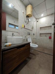 Bathroom Image of 1620 Sq.ft 3 BHK Builder Floor for rent in South City Floors 1, Sector 41 Gurgaon for Rs. 54500