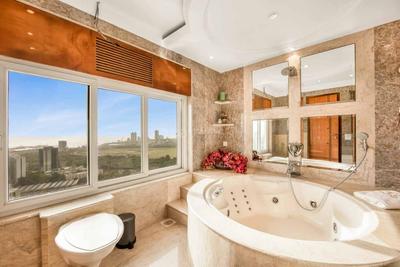 Bathroom Image of 4110 Sq.ft 6 BHK Duplex for sale in Kalpataru Heights, Agripada Mumbai for Rs. 320000000
