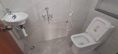 Bathroom Image of 900 Sq.ft 2 BHK Apartment / Flat for rent in Ramanayapeta Kakinada for Rs. 17000