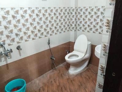 Bathroom Image of 1250 Sq.ft 2 BHK Builder Floor for rent in Garg Enclave Extension, Indira Nagar Lucknow for Rs. 13000