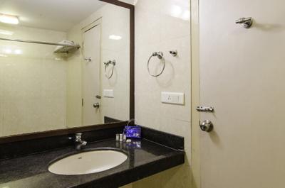 Bathroom Image of 4500 Sq.ft 6 BHK Apartment / Flat for sale in Bay View, Andheri West Mumbai for Rs. 180000000