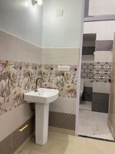 Bathroom Image of 900 Sq.ft 1 BHK Independent House for rent in Sector 6 Gurgaon for Rs. 15500