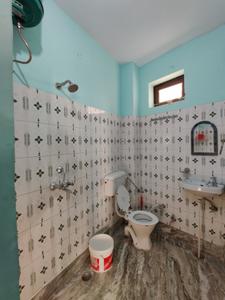 Bathroom Image of 150 Sq.ft 6 BHK Independent House for rent in Tapovan Rishikesh for Rs. 50000