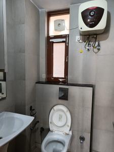 Bathroom Image of 1500 Sq.ft 3 BHK Apartment / Flat for rent in IFS Apartment, Mayur Vihar Phase 1 New Delhi for Rs. 65000